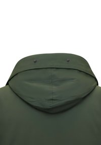 Donkergroene regenjas met capuchon en twee zwarte drukknopen aan de bovenrand, achteraan weergegeven tegen een witte achtergrond.