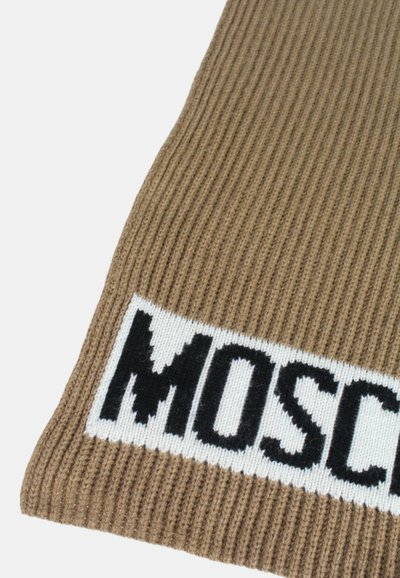 Berretto lavorato a maglia beige con texture a coste, caratterizzato da una fascia bianca con la scritta nera "MOSCHINO". Materiale morbido, design unico e forma flessibile.