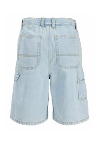 Ανοιχτό μπλε denim σορτς με δύο μεγάλες πίσω τσέπες, μία πλαϊνή τσέπη για εργαλεία, θηλιές για ζώνη και άνετη γραμμή.