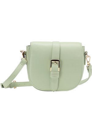 Jasnozielona skórzana torba crossbody z regulowanym paskiem i złotym zapięciem na klapie przedniej.