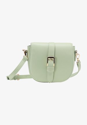 Jasnozielona skórzana torba crossbody z regulowanym paskiem i złotym zapięciem na klapie przedniej.