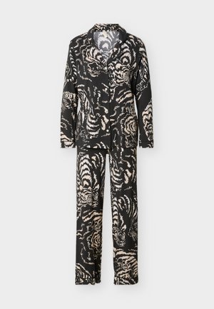 Top negru cu mâneci lungi și nasturi și pantaloni asortați, cu un model abstract bej și alb de dungi și chip de tigru.