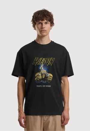 Mustast puuvillast lühikeste varrukatega T-särk, millel on kollaste minionite graafika ja tekst "STATE OF MIND" kollases ja valges värvitoonis.