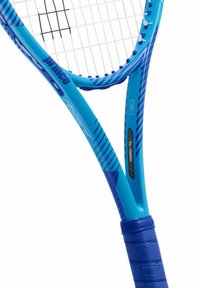 Blå Prince tennisracket med vita strängar och strukturerat grepp, med svarta och lila diagonala randaccent på ramen.