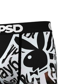 Sorte og hvite boxer-briefs med en tettsittende passform, med en teksturert midjebånd og en stor Playboy-logo mot en graffiti-inspirert bakgrunn.