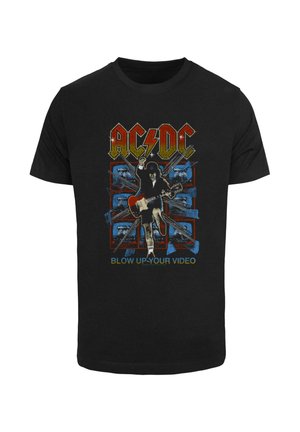 Crna pamučna majica s AC/DC grafikom. Dizajn uključuje šareni tekst, gitaristu i retro TV ekrane kao pozadinske elemente.