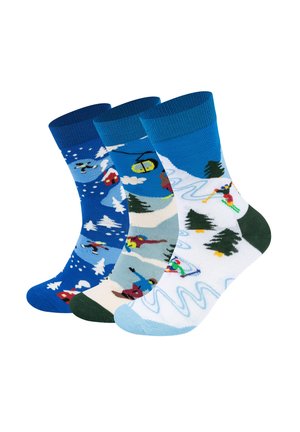 Drie paar gebreide sokken met winterthema-patronen. Kleuren zijn blauw, wit en groen, met ontwerpen van skiën, snowboarden en landschappen.