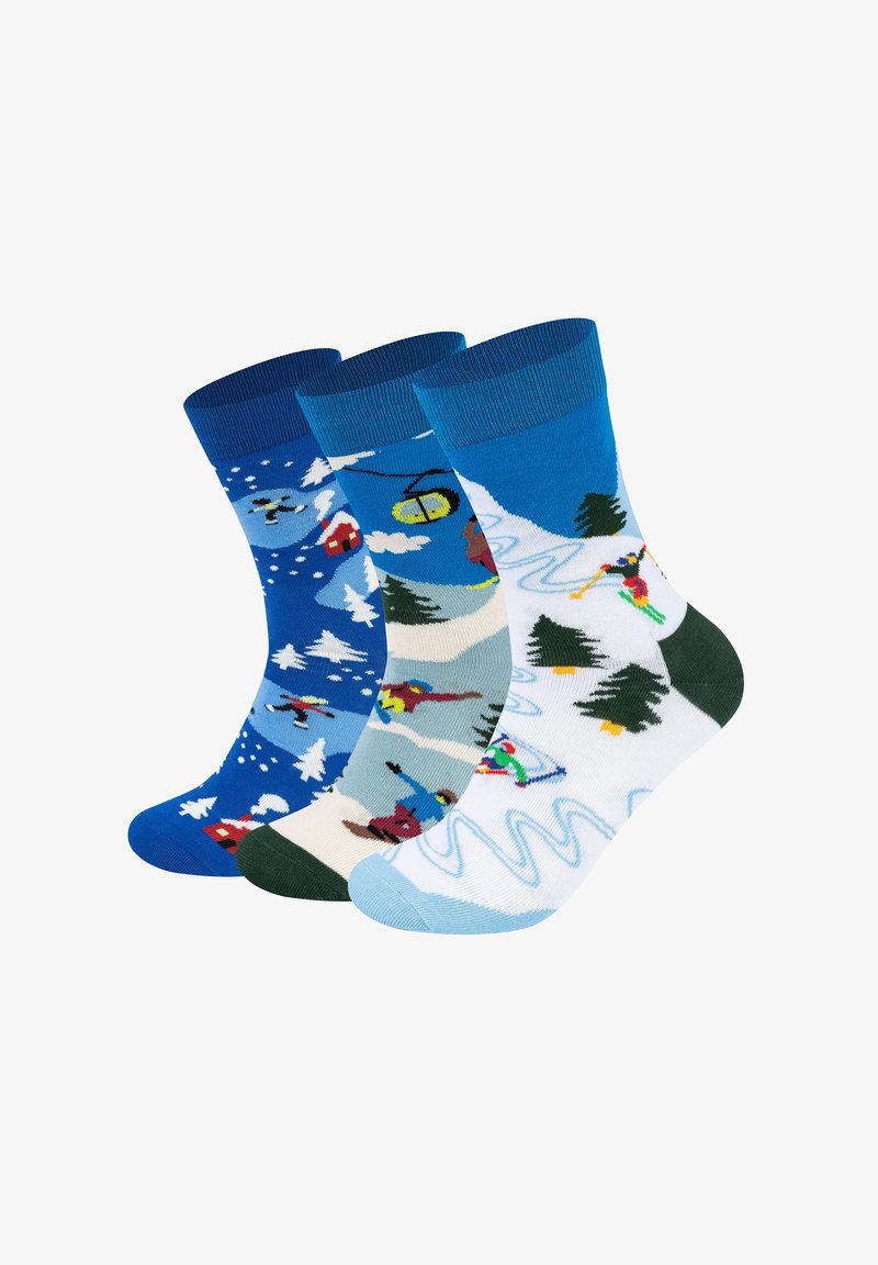 Tři páry pletených ponožek s zimními vzory. Barvy zahrnují modrou, bílou a zelenou, s motivy lyžování, snowboardingu a krajin.