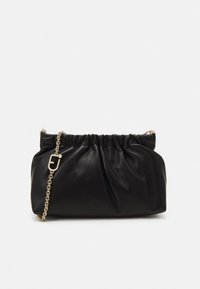 Svart läderpåse med samlad topp, guldkedja som rem och metallaccenter. Mjuk textur och kompakt, rundad form.