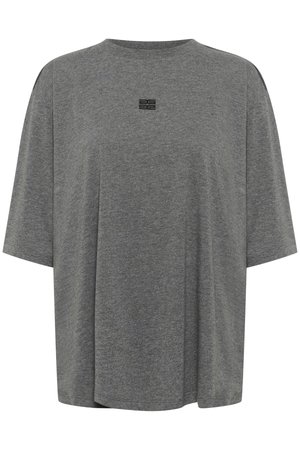 T-shirt oversize gris en tissu doux. Présente un col rond, des manches courtes et un logo subtil au centre.