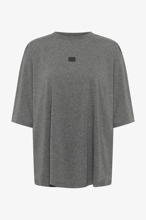 T-shirt oversized cinza feito de tecido macio. Apresenta um decote redondo, mangas curtas e um logótipo subtil no centro.