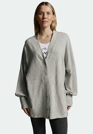 Grauer, gestrickter Cardigan mit einem strukturierten Muster, oversized Passform, V-Ausschnitt und fünf Knöpfen an der Vorderseite. Mit langen Ärmeln und einer lässigen Silhouette.