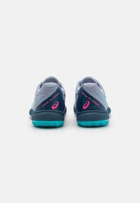 Chaussures de sport avec une tige en maille gris prédominant, agrémentée d'accents bleus et turquoise. Marquage notable à l'arrière en rose. Semelle durable.