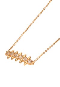 Guldhalskæde med en horisontal stang med fem spidser og tre sektioner med klare rhinsten, der skaber en tekstureret overflade.