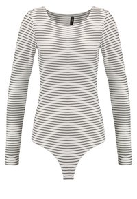 Bílý bodysuit s dlouhým rukávem a černými vodorovnými pruhy, se zakulaceným výstřihem a těsnou ribovanou texturou.
