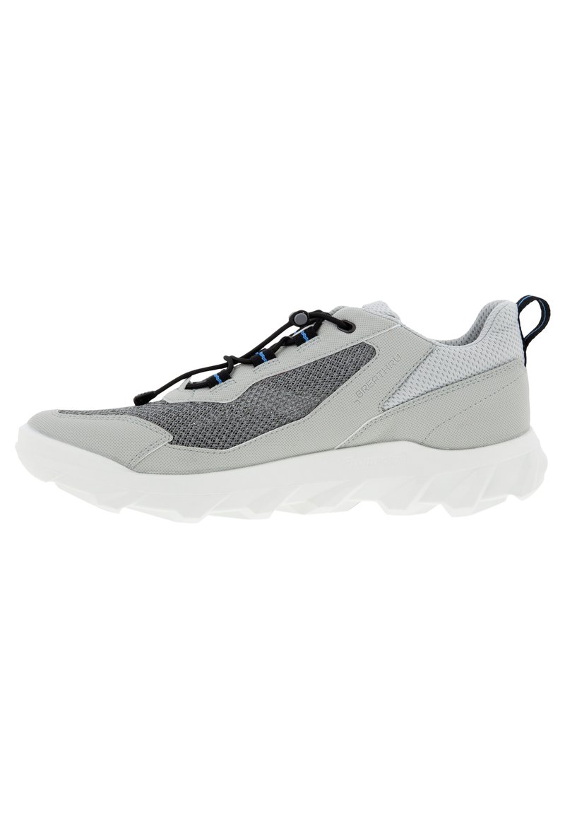 Scarpa sportiva grigia chiaro con tomaia in mesh e sintetico, lacci neri, dettagli blu e una spessa suola bianca con un motivo di battistrada testurizzato.