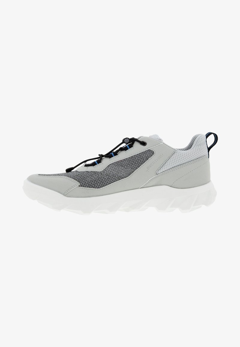 Scarpa sportiva grigia chiaro con tomaia in mesh e sintetico, lacci neri, dettagli blu e una spessa suola bianca con un motivo di battistrada testurizzato.