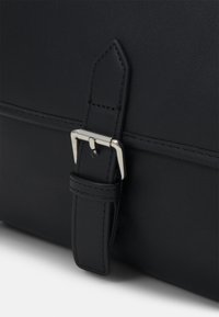 Pier One UNISEX - Taška s příčným popruhem - black