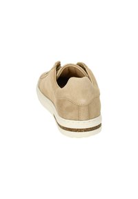 Sneaker in suede beige con tacco arrotondato, suola bianca e bordi testurizzati. Design flessibile e interno imbottito per il massimo comfort.