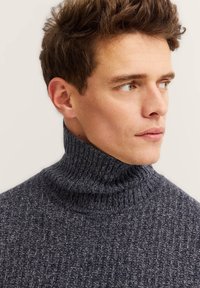 Grau gerippter Rollkragenpullover mit hohem Kragen, texturiertem Strickmuster und tailliertem Design. Weiches Material mit strukturiertem Schnitt.