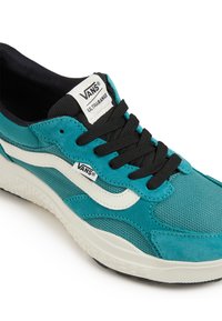 Buty Vans UltraRange w kolorze zielono-czarnym, z teksturowaną siateczką i zamszowym wykończeniem, czarnymi sznurowadłami oraz białą charakterystyczną paskiem logo.