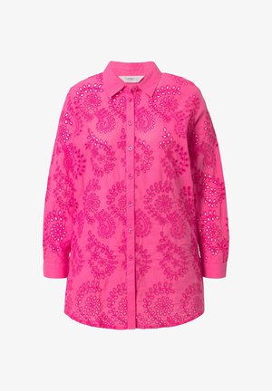 Chemise rose à boutons ornée de motifs paisley brodés et de détails découpés, fabriquée en tissu léger, avec des manches longues et un col.