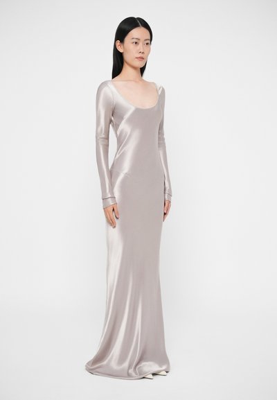 Šaty s dlhými rukávmi, priliehavé, z ľahko sivého saténu, s výstrihom do tvaru lodičky a dĺžkou až po zem so subtílnym leskom.