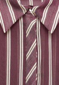 Chemise à rayures bordeaux et crème, dotée d'un col classique, de lignes verticales et d'une fermeture à bouton unique au niveau du col.