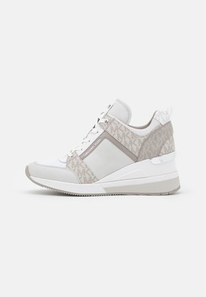Biało-beżowy sneaker na koturnie, sznurowany z przodu, ze wzorem logo MK na bocznych panelach. Nazwa marki widoczna na bocznym pasku.