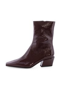 Burgunderfarbener, glänzender Knöchelstiefel mit spitzer Zehe und strukturierter Oberfläche. Verfügt über einen niedrigen Blockabsatz und eine elegante Silhouette.