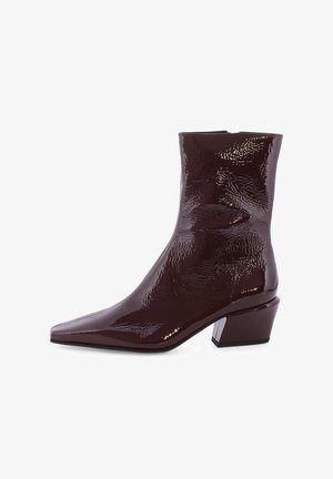 Burgunderfarbener, glänzender Knöchelstiefel mit spitzer Zehe und strukturierter Oberfläche. Verfügt über einen niedrigen Blockabsatz und eine elegante Silhouette.