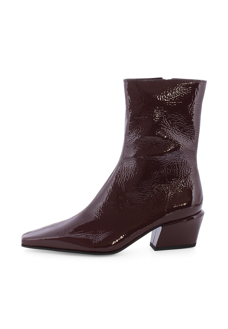 Burgunderfarbener, glänzender Knöchelstiefel mit spitzer Zehe und strukturierter Oberfläche. Verfügt über einen niedrigen Blockabsatz und eine elegante Silhouette.
