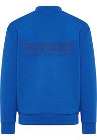 Blå sweatshirt med rund halsringning, långa ärmar och en texturerad "hummel PERFORMANCE"-logotyp tryckt i en mörkare blå färg på ryggen.