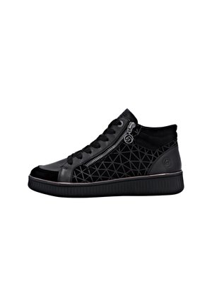 Baskets montantes noires avec un motif triangulaire texturé, en cuir et en daim, lacets à l'avant et détail de fermeture éclair sur le côté, avec une semelle en caoutchouc.