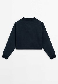 Lyhyt tummansininen collegepaita, valmistettu pehmeästä kankaasta, jossa pitkät hihat, resorit hihansuissa ja pyöreä pääntie, sileä pintastruktuuri.