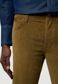 Wrangler TEXAS - Vaqueros rectos - kangaroo