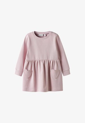 Vestido rosa de manga larga con cintura fruncida, presenta dos bolsillos en forma de corazón y un escote redondo. Hecho de material de algodón suave.