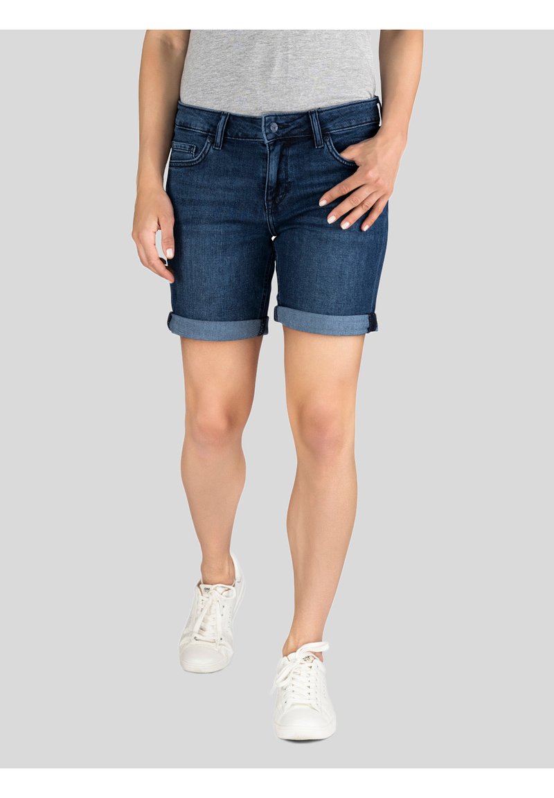 Donkergblauwe denim shorts met opgerolde manchetten, voorzien van een klassiek vijf-pocket ontwerp en een sluiting met knoop en rits aan de voorkant.