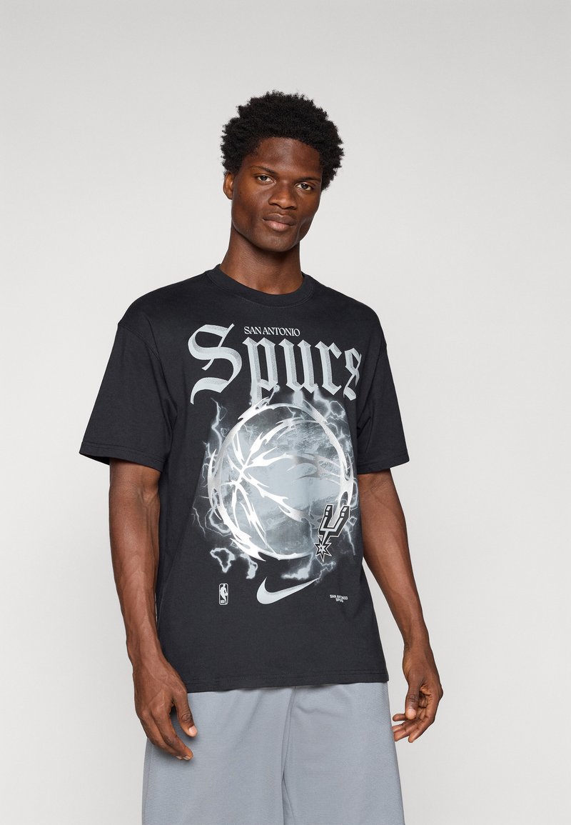 Must have T-särk, millel on suur San Antonio Spurs graafika, korvpallikujundus ja Nike logo. Lühikesed varrukad ja mugav lõige.