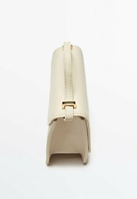 Borsa in pelle beige con una forma strutturata, dotata di un manico superiore e dettagli in metallo oro. Texture liscia con linee pulite e una decorazione minima.