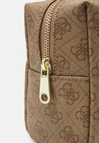 Guess LARGE TOP ZIP - Trousse - latte