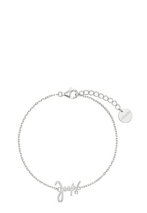 Pulsera de cadena de plata con un colgante con texto "Joop!" y una pequeña placa redonda grabada con "Joop!" cerca del cierre.
