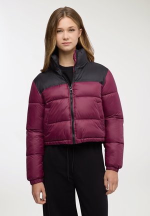 Giacca imbottita corta con corpo color amaranto, colletto e spalle nere, chiusura con cerniera e trapuntatura orizzontale. Tessuto morbido e lucido.