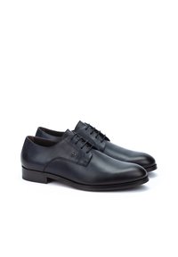 Scarpe da uomo in pelle nera con finitura lucida, punta tonda, design con lacci e logo discreto sul lato; suola resistente.