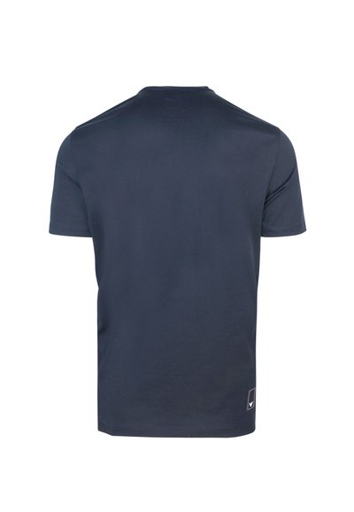 T-shirt en coton bleu marine avec un col rond, des manches courtes et une petite étiquette de marque sur le bas. Texture lisse, design minimaliste.