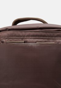 The North Face BASE CAMP VOYAGER DUFFEL 32L UNISEX - Hétvégi táska - smokey brown/khaki stone