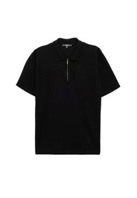 Czarna koszulka polo z miękkiego materiału, z krótkimi rękawami, płaskim kołnierzykiem i zamkiem błyskawicznym przy szyi. Prosty design, bez wzorów czy akcentów.