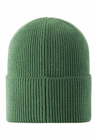 Zielona dziana czapka beanie z prążkowaną teksturą, zaokrąglonym wierzchem i podwiniętym mankietem. Materiał wydaje się być miękki i elastyczny.