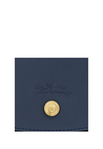 Marineblaue Lederbörse mit geprägtem Pferdelogo und goldenem, rundem Hardware-Akzent in der Mitte, mit sauberem Stich entlang der Kanten.