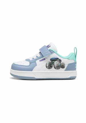 Baskets Puma pour enfant en blanc, bleu clair et bleu canard avec un graphique de monster truck sur le côté et une fermeture à bande Velcro.
